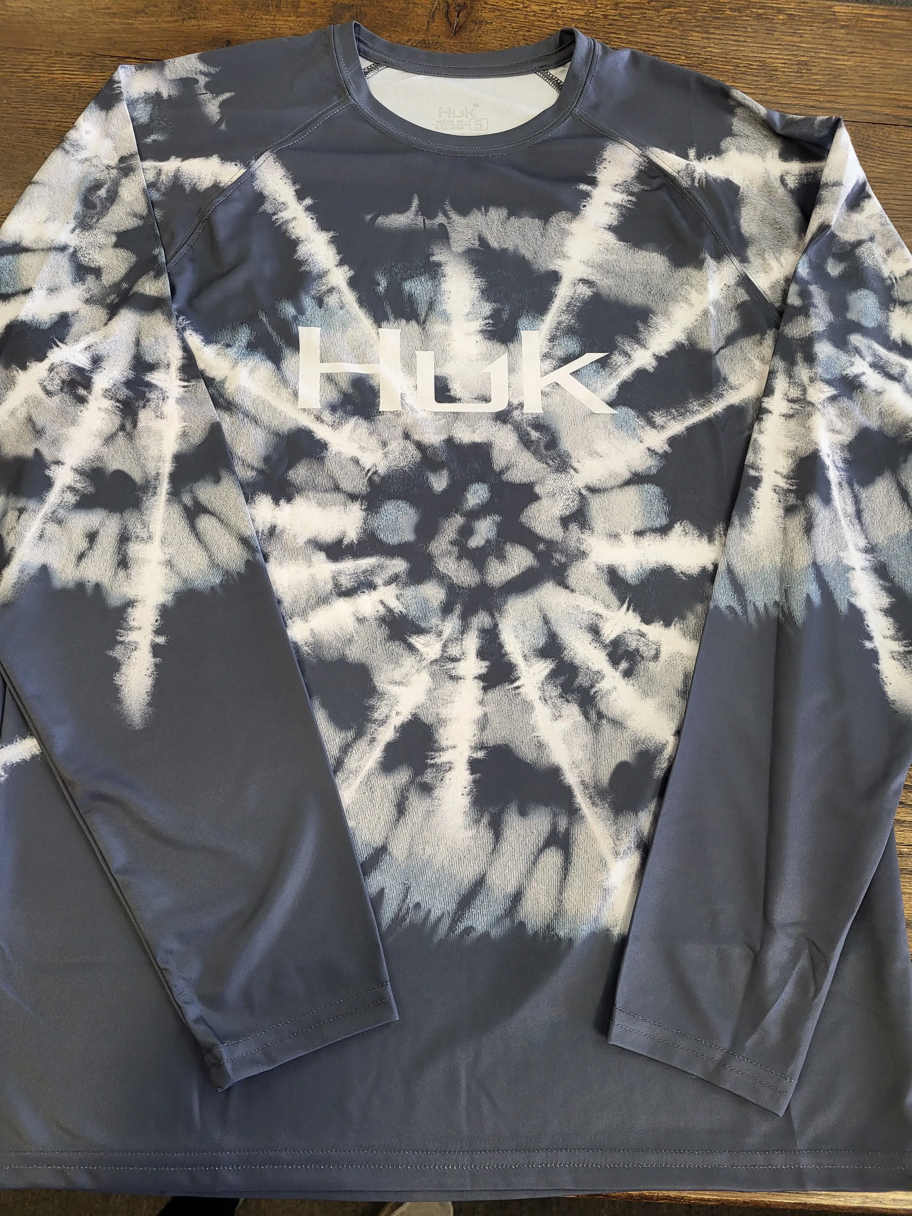 HUK MENS SPIRAL DYE PURSUIT LS SHIRT (VOLCANIC ASH)